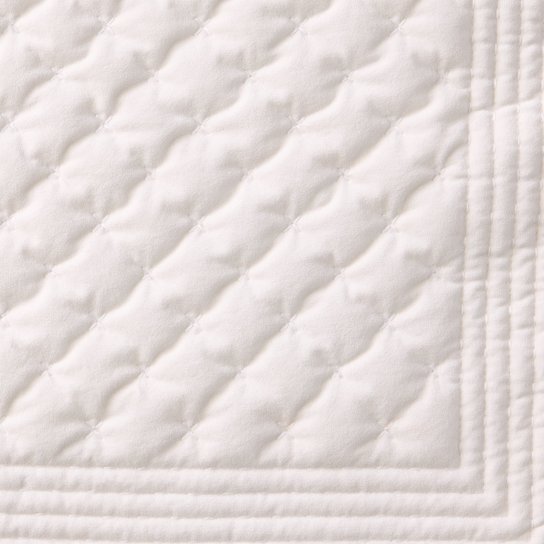 Better Homes & Gardens Vanilla Dream Tufted Matte Velvet Quilt, Full/Queen