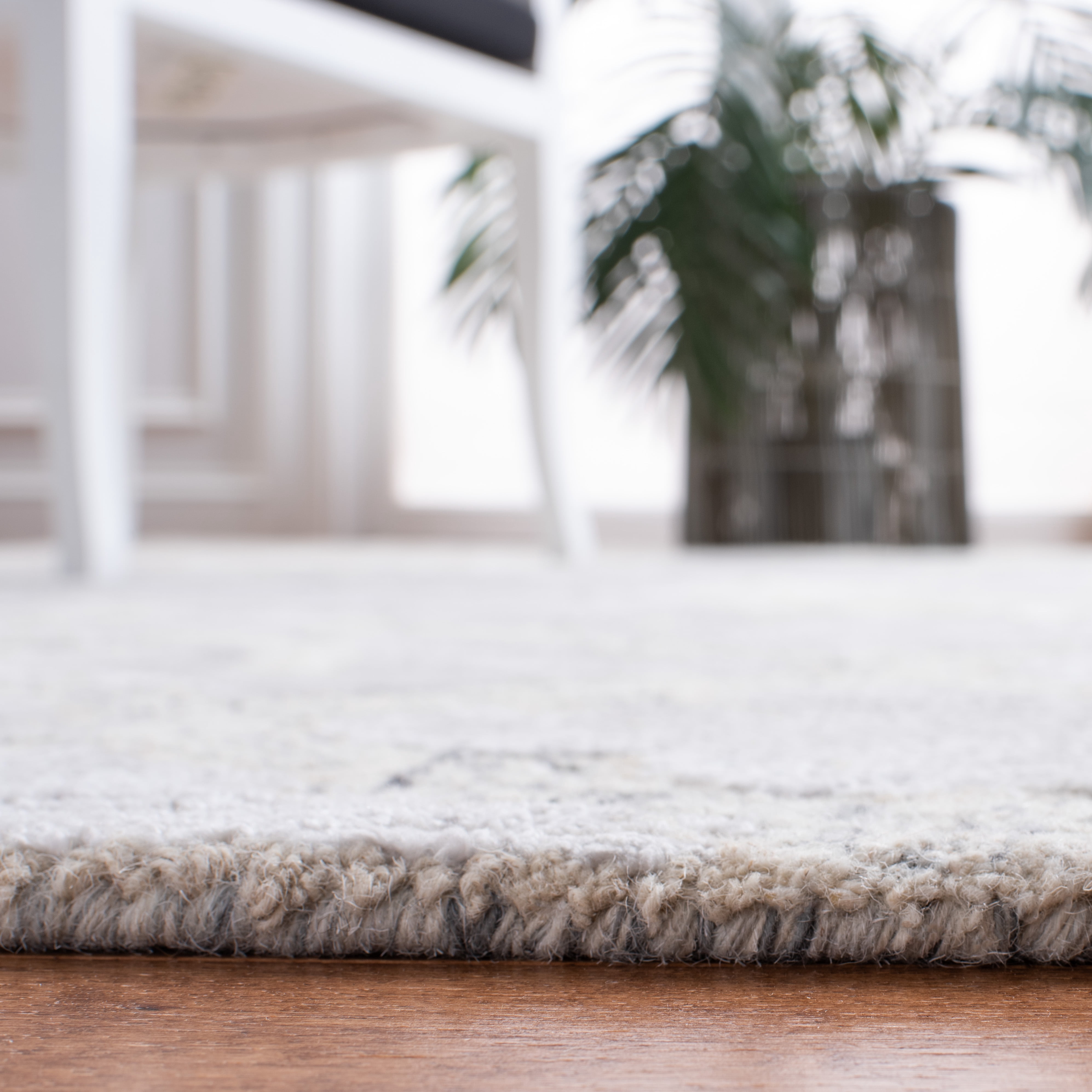 SAFAVIEH Glamour Jaye Floral Runner Rug, Silver/Ivory, 2'3" x 8'