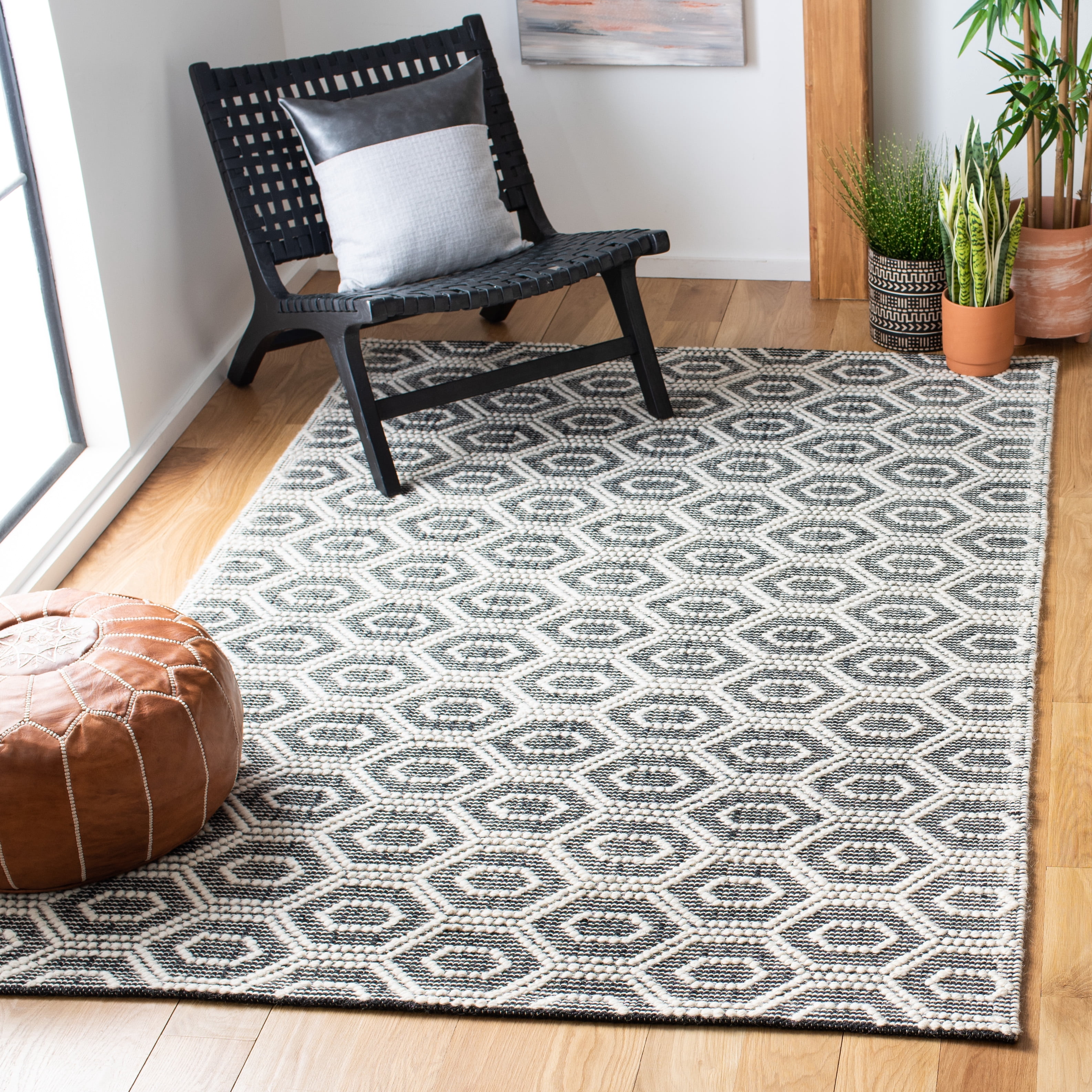 SAFAVIEH Natura Calvagh Geometric Area Rug, Ivory/Black, 5' x 8'