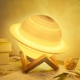thumbnail image 1 of Luz nocturna LED Saturn Line 3D Moonlight de 16 colores, regulable, con soporte de madera y red para colgar, control remoto y táctil, 15 cm, recargable, 1 of 5
