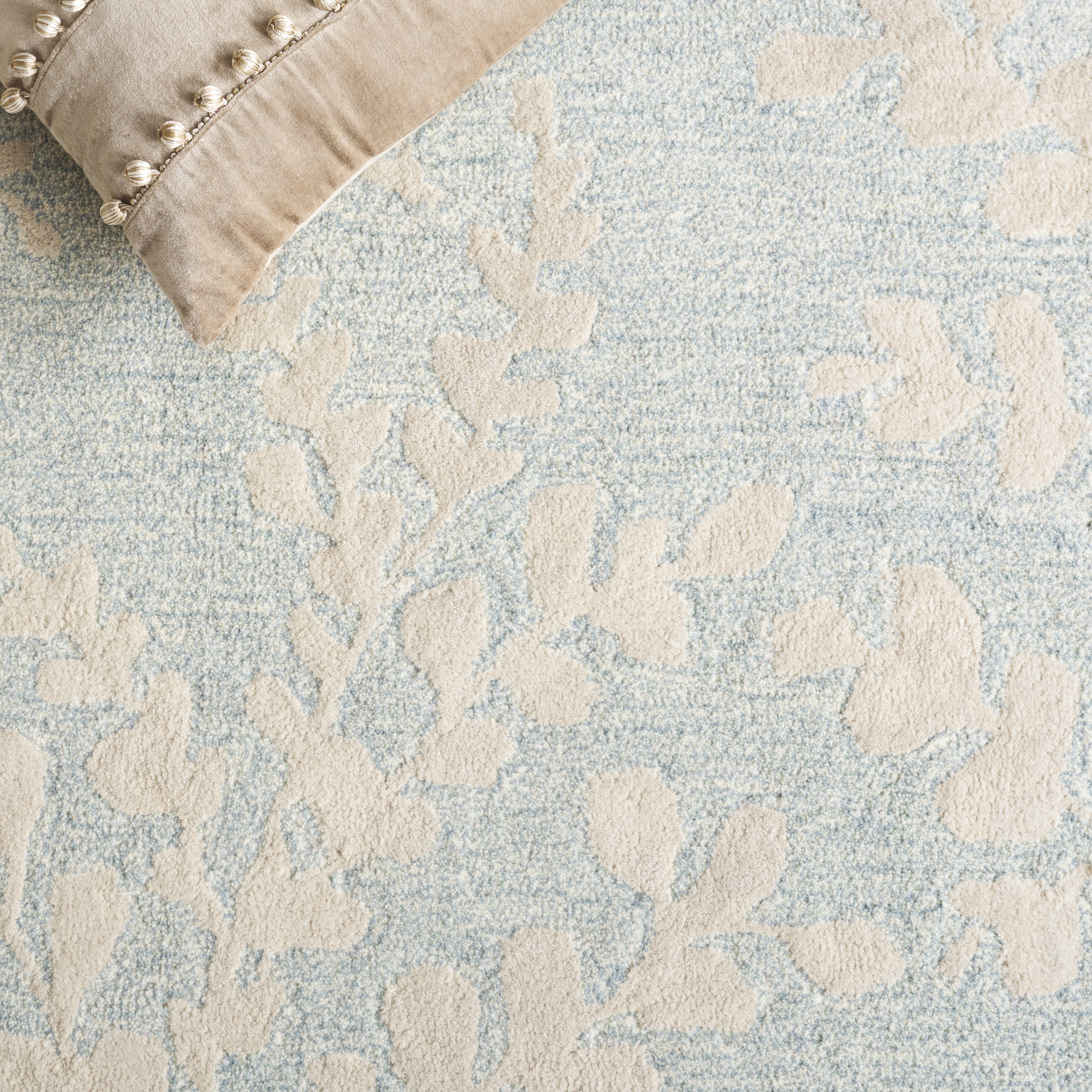SAFAVIEH Glamour Skyler Floral Area Rug, Blue/Beige, 6' x 6' Square