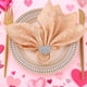 thumbnail image 1 of Servilleta de corazón de San Valentín Oro Plata | Acento de Aleación con Pedrerías, 1,57x1,18 pulgadas | Decoración festiva para la mesa, antioxidación, elegante portamesas, reutilizable para cenas, 1 of 6