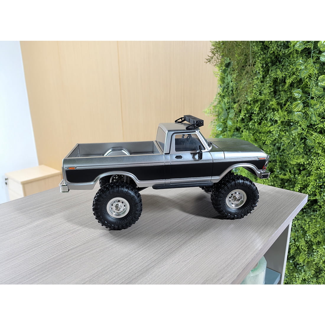 RC Pickup Crawler, 1/16 Scale 4WD Pickup-Style Car with Metal Chassis, Independent Suspension & LED Lighting for Indoor Driving, Outdoor Crawling, Ideal for Adults, Long Playtime (Black)