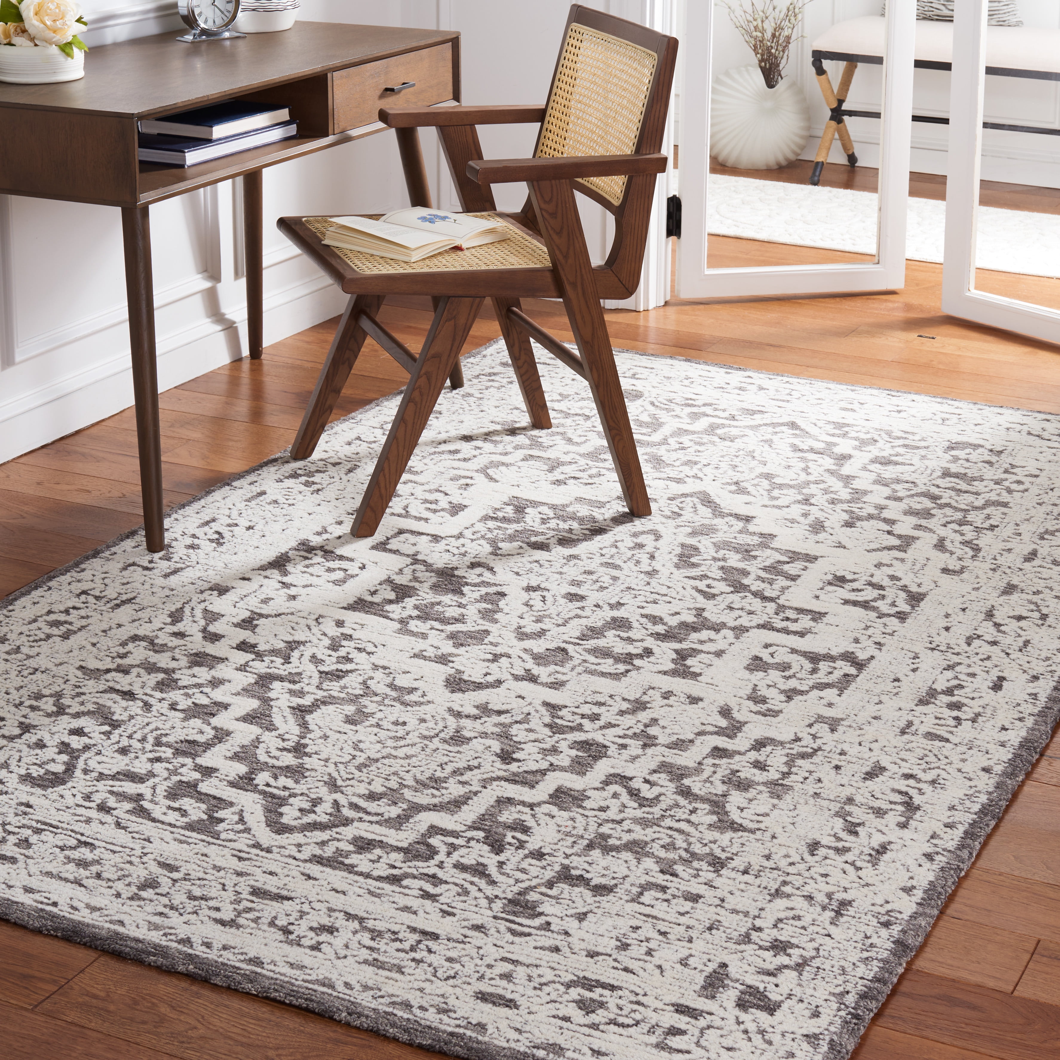 SAFAVIEH Roslyn Rionach Medallion Area Rug, Dark Grey/Ivory, 6' x 9'