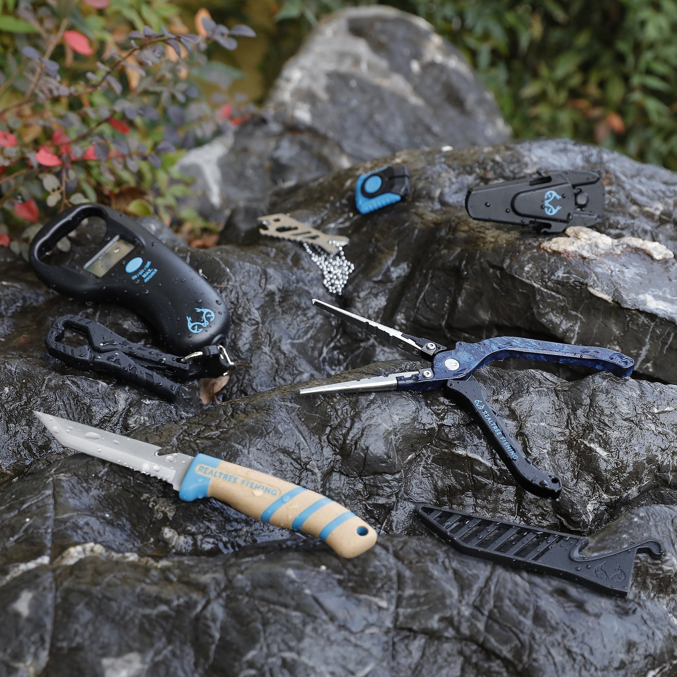 Realtree 7 Piece Angler's Collection Fishing Kit with Stainless Steel Blade and Scale