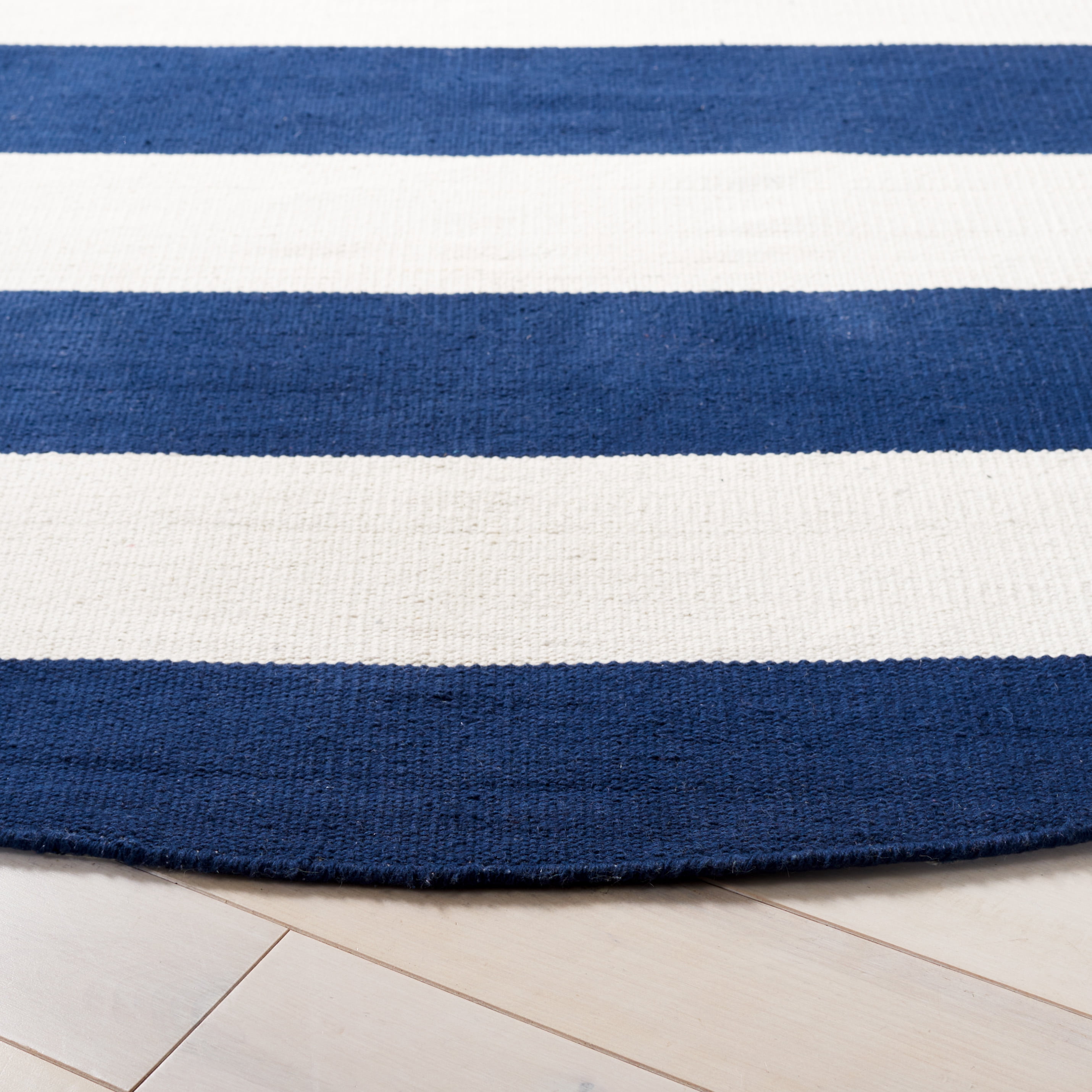 SAFAVIEH Montauk Saranna Geometric Cotton Area Rug, Navy/Ivory, 8' x 8' Round