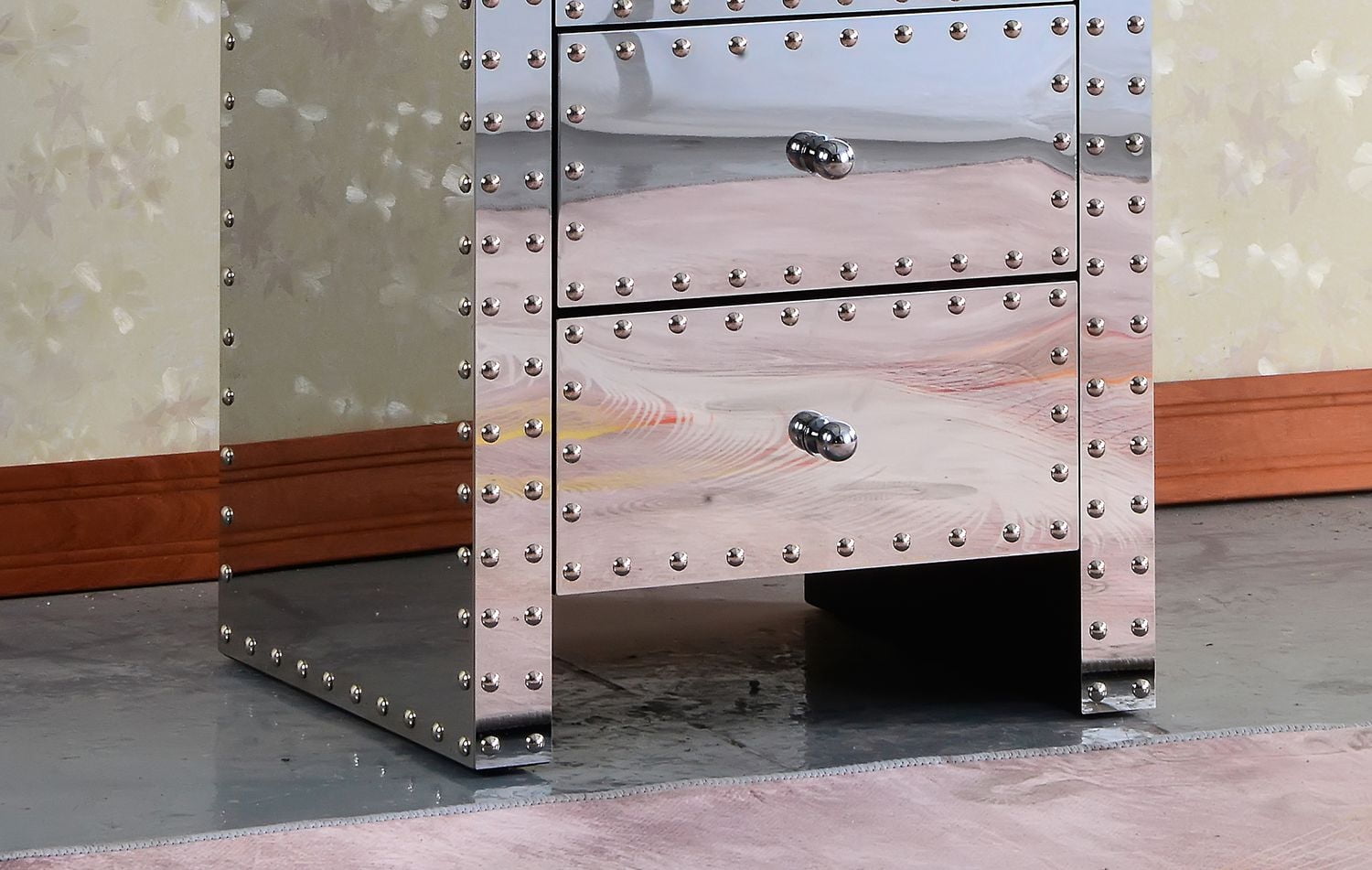 Stainless Steal Nightstand, mirrowed , 3 drawers. Ideal for Living Rooms and Bed Rooms.