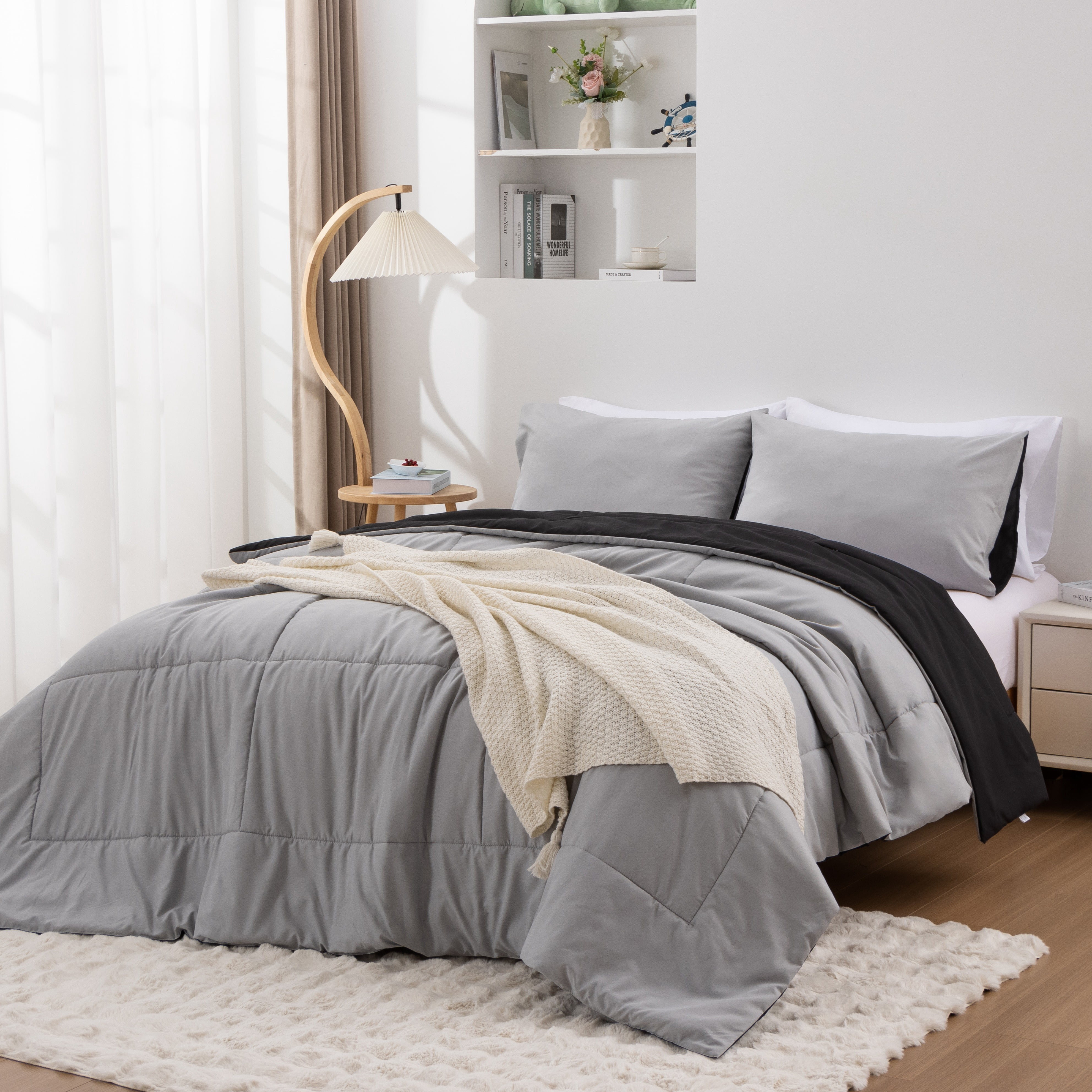 King Comforter Set All Season Reversible Bed Set with 2 Pillow Cases 3 Pieces Bedding Sets Down Alternative Black/Gray Comforters