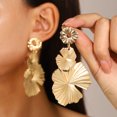 thumbnail image 2 of Pendientes colgantes de pétalos de flores doradas, pendientes largos con borlas de pétalos de loto, aretes florales grandes exagerados, flor con textura de Metal, 2 of 4