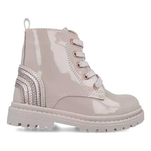 botas niña botines charol zapatos nuty Botín charol color nuty para niña, vista lateral, horma redonda con suela de hule antiderrapante y forro textil, ojillos de metal y agujetas con brillo que ajustan, cierre lateral para fácil puesta y tiras traseras decorativas con brillo; también apto para combinar con jeans o vestidos.
