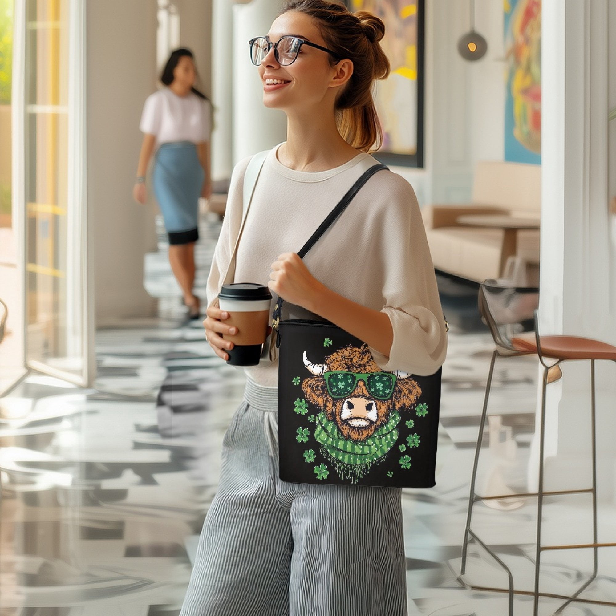 Kuiaobaty Highland Cow Print Bucket Crossbody Bag for Women Shamrock Print Leather Hobo Satchel Purse Crossbody Waterproof Bucket Tote Bag Handbag with Adjustable Strap for St Patrick's Day