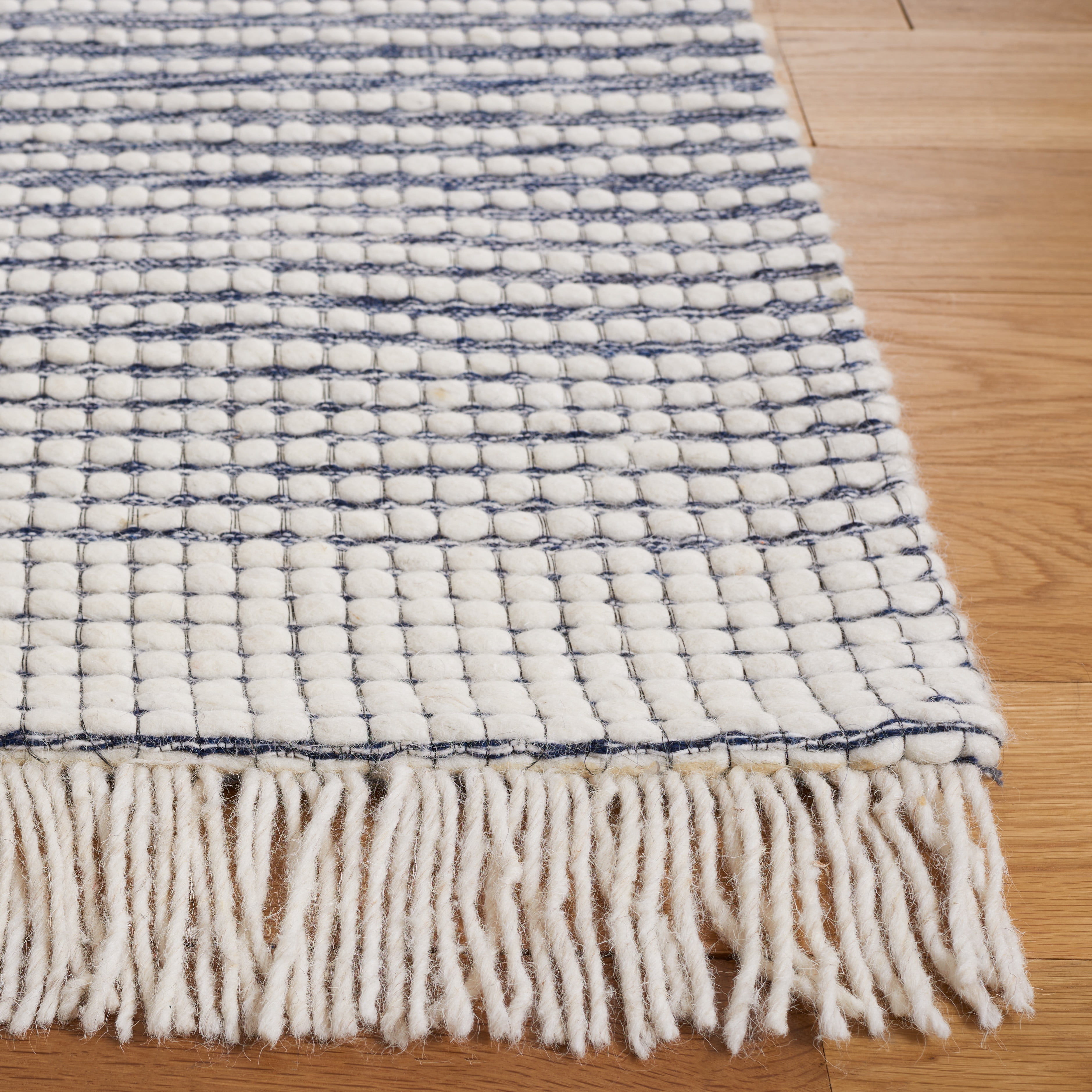 SAFAVIEH Marbella Peronal Distressed Area Rug, Ivory/Navy, 4' x 6'