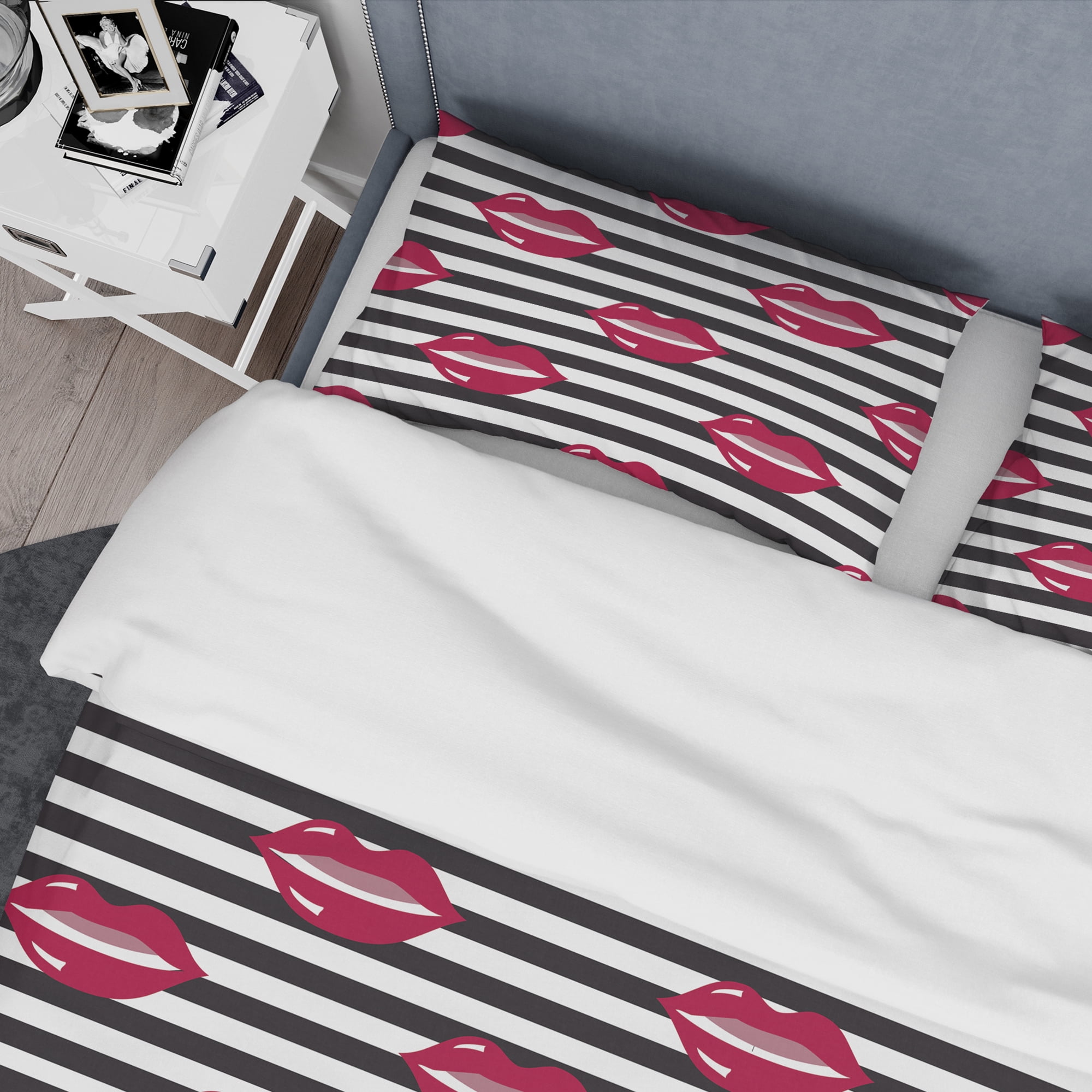 Designart 'Red Lips Fashion Pattern' Mid-Century Modern Duvet Cover Set