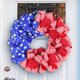 thumbnail image 1 of Corona de flores del Día de la Independencia | Patriótico Rojo Blanco Azul Puerta Colgante de Malla | Decoración navideña de tela para el 4 de julio | Puntal de ventana de pared para exteriores, 1 of 6