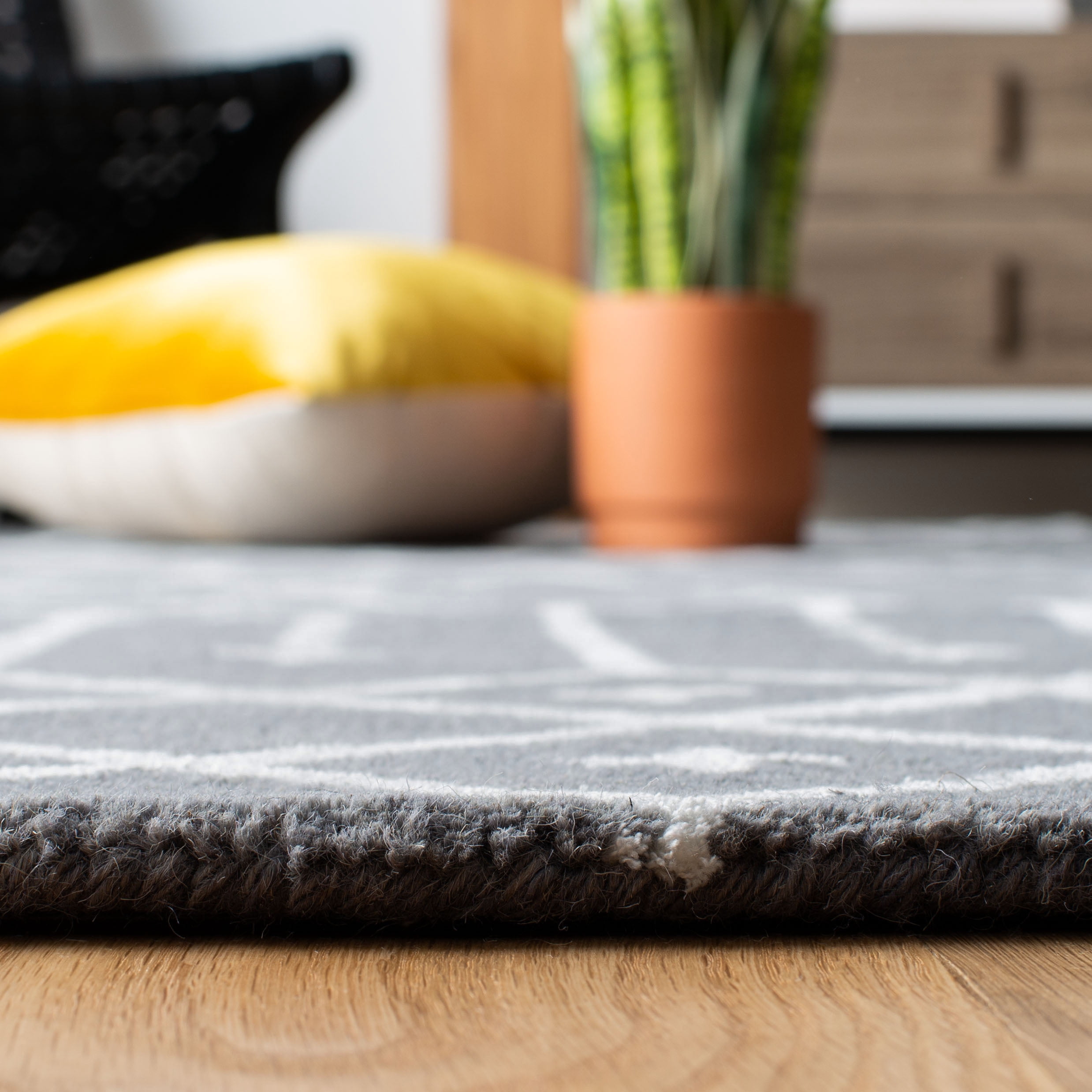SAFAVIEH Himalaya Darin Geometric Wool Area Rug, Grey/Ivory, 6' x 6' Square