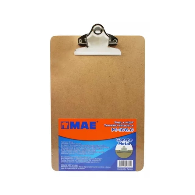 tabala sujeta papeles gancho metal mae tamaño esquela — Tabla MDF tamaño esquela con clip y gancho metálico superior, superficie lisa color natural fibra y etiqueta Mae naranja y azul en la parte inferior; vista frontal centrada sobre fondo blanco, para apuntes y organización en oficina o escuela, también usada como soporte portátil para cuadernos.