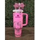thumbnail image 1 of Vaso Stanley de 40 Oz para Hello Kitty | Botella de Agua Rosa con Diseño de Gatito "Hola" y Peonía. Envoltura Completa con Grabado Láser Personalizado. obsequios para Ella, 1 of 7