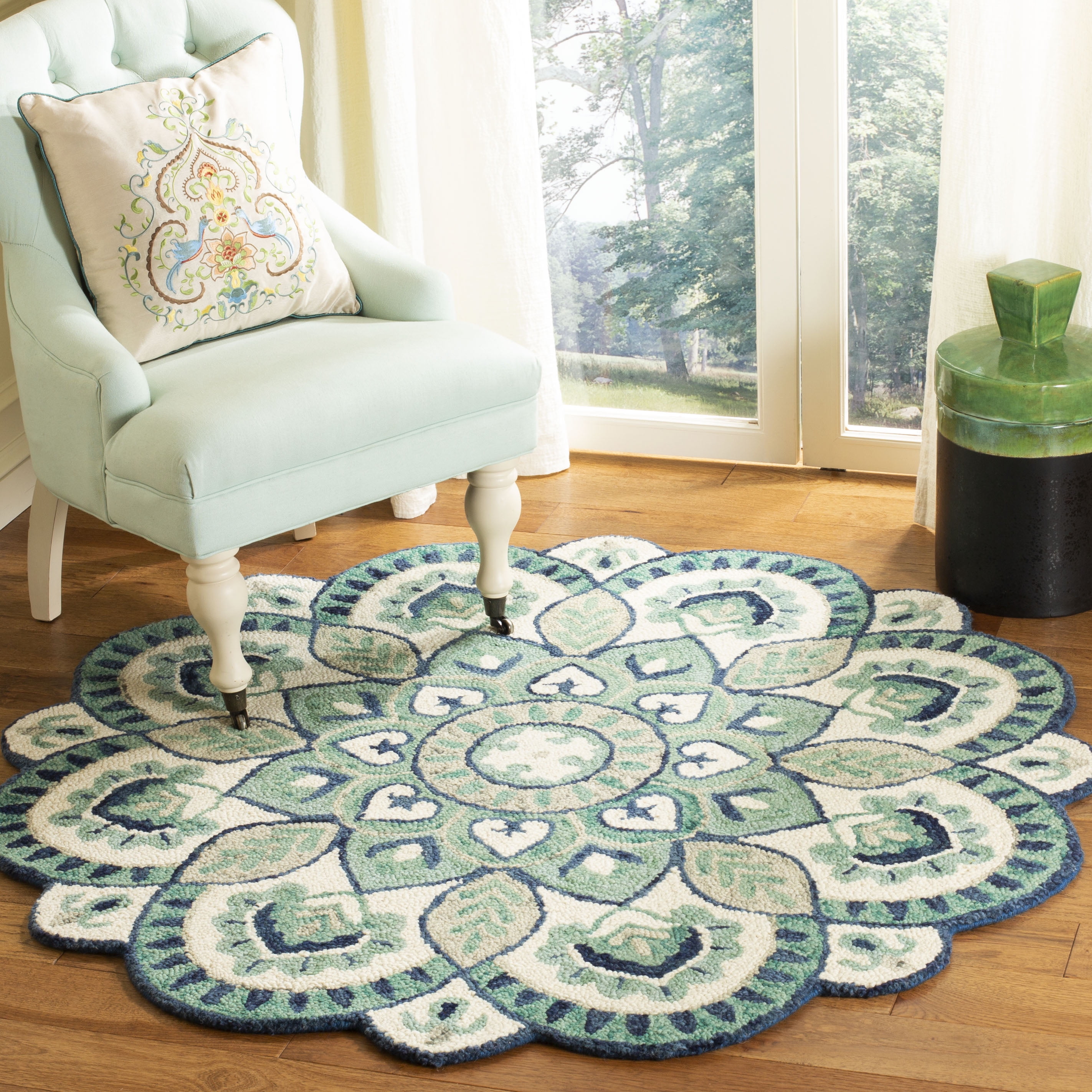 SAFAVIEH Novelty Mordikai Looped Floral Wool Area Rug, Ivory/Blue, 5' x