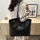 thumbnail image 5 of Bolso de mano de cuero de mujer Bolso de hombro – Bolso grande para el trabajo, bolsillo con cremallera, asas resistentes – Negro/Blanco/Café/Marrón – Uso diario en otoño invierno, 5 of 6