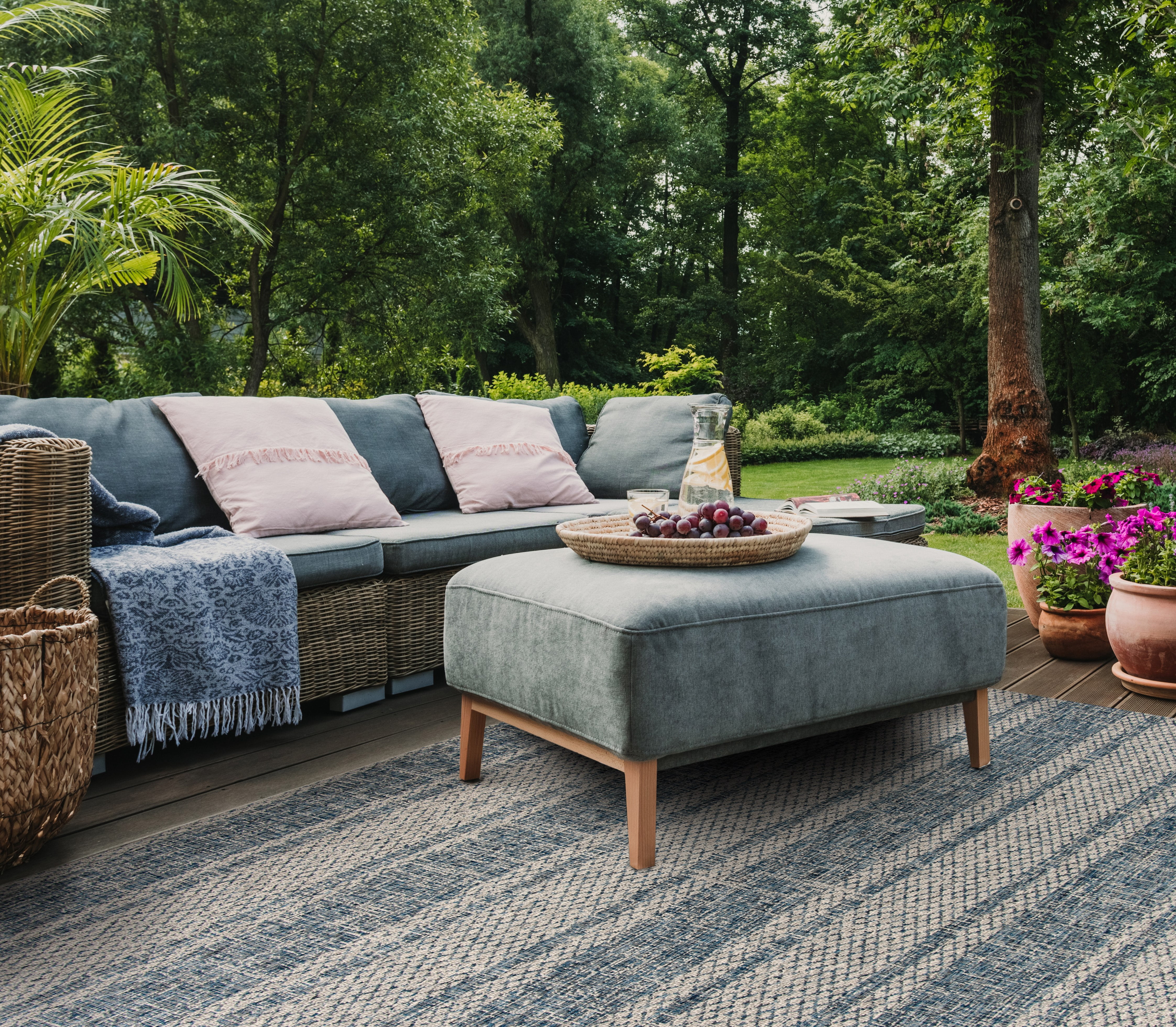 SAFAVIEH Courtyard Robert Striped Indoor/Outdoor Area Rug, 8' x 11', Light Grey/Blue