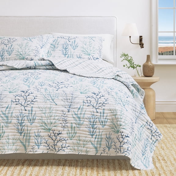Coastal Quilt Set - Lightweight, Soft, All-Season - 3-Piece Reversible Bedding Set (Full / Queen, Watercolor Coral)