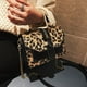 thumbnail image 4 of Bolso con estampado de leopardo Bolso de hombro con cadena de cuero PU Bolso bandolera con cadena decorativa para mujeres y niñas, 4 of 5