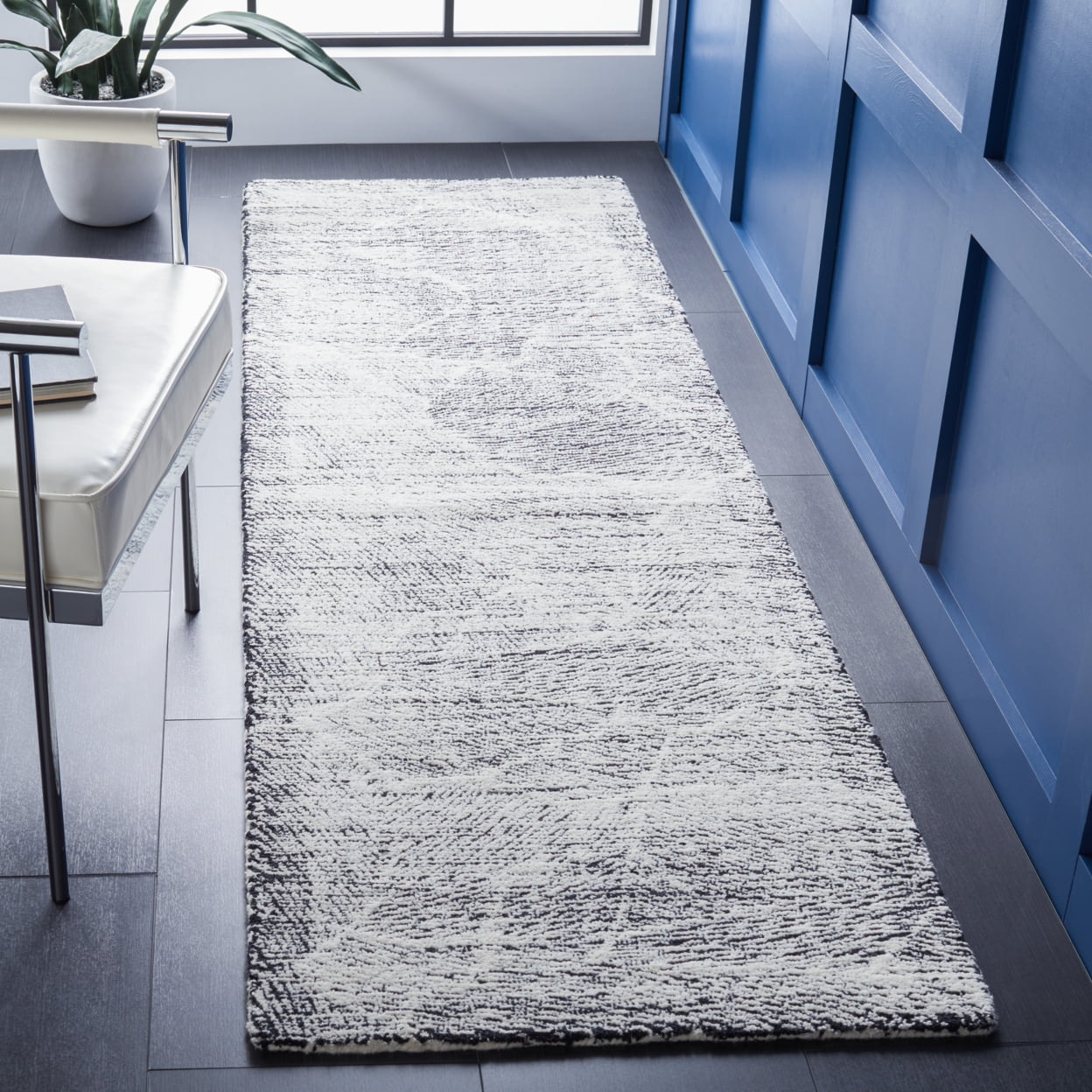 SAFAVIEH Metro Patricia Distressed Area Rug, Black/Ivory, 8' x 10'