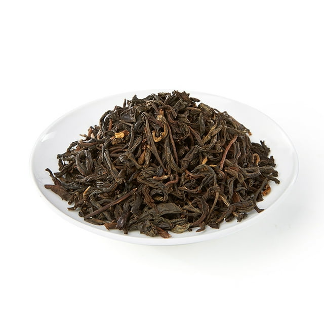 lapsang souchong, té negro multiusos de buen sabor, 65 g, suave para la mañana — hojas sueltas de té negro Lapsang Souchong en un plato blanco, montículo central de hojas largas y retorcidas en tonos negro y marrón rojizo, textura seca y apariencia ahumada; recomendado para preparar en agua caliente como té de la mañana o tarde, también apto para servir frío en reuniones.