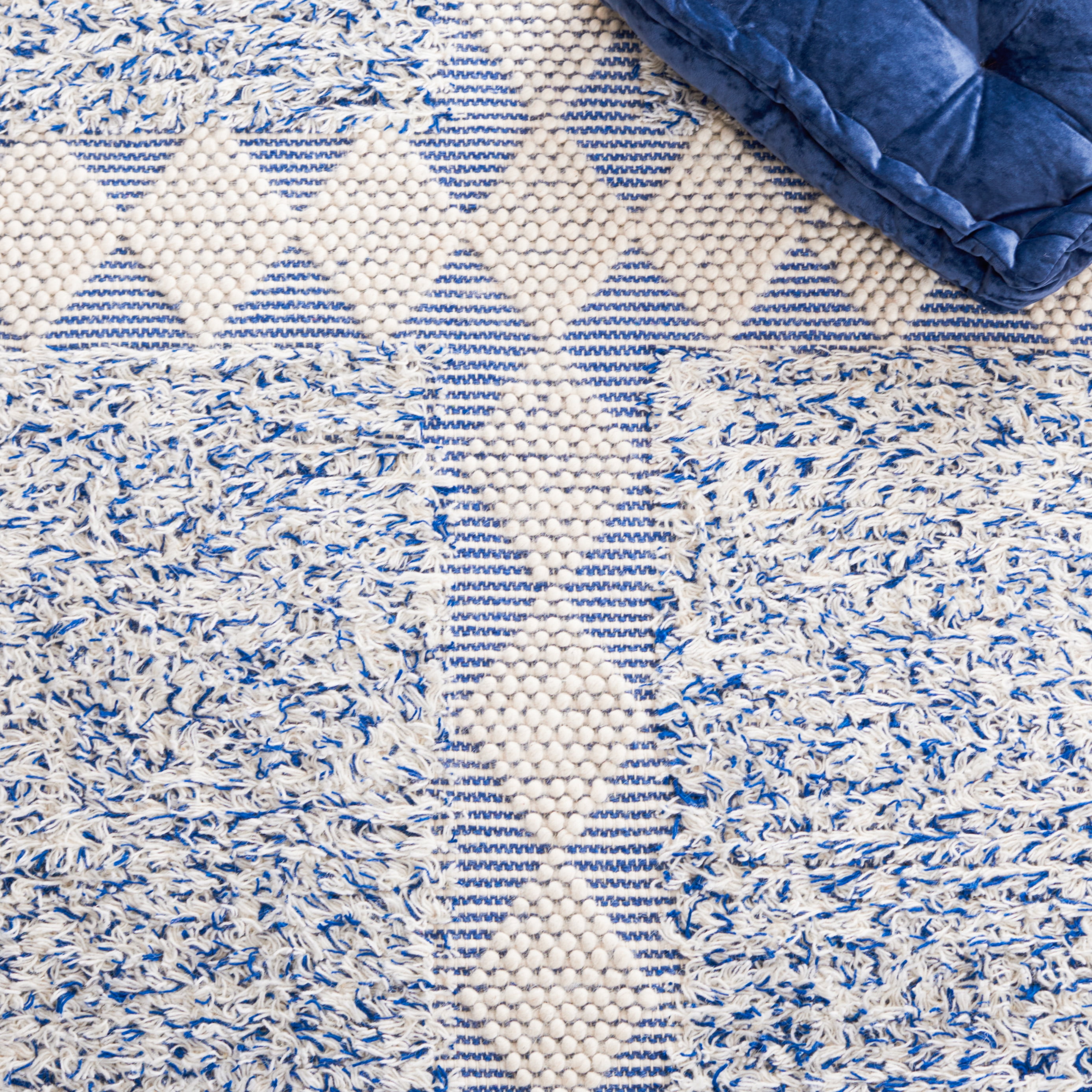 SAFAVIEH Natura Raleigh Geometric Area Rug, Blue/Ivory, 4' x 6'