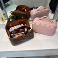 thumbnail image 3 of Bolsa de cosméticos con forma de almohada de PU de estilo coreano, bolsa de almacenamiento de cosméticos portátil para mujer, bolsa de viaje de gran capacidad, bolsa de almacenamiento para artículos, 3 of 4