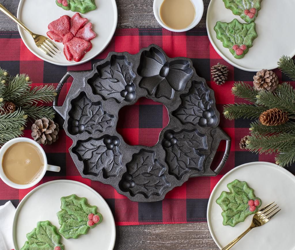 Lodge Bakeware Holiday Wreath Pan