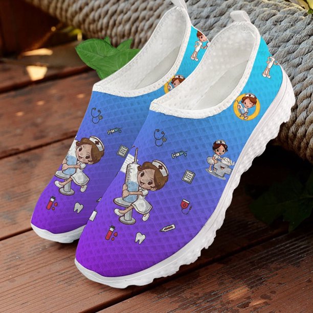 Nuevos zapatos de enfermera de dibujos animados de moda para mujeres, zapatos de malla de aire sin cordones para estudiantes de medicina, zapatillas de verano transpirables antideslizantes, zapatos pa