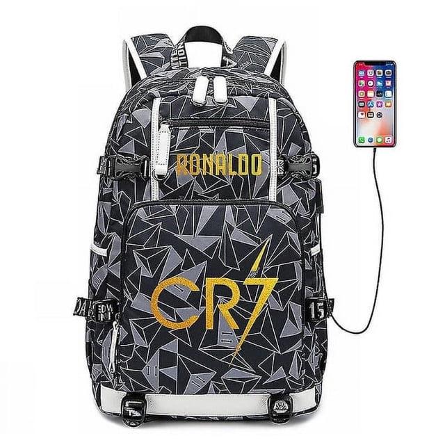 mochila cristiano ronaldo mochila de fútbol cr7 blanca, vista frontal centrada con patrón geométrico gris y blanco; logo CR7 grande en amarillo y texto RONALDO en el bolsillo superior. Correas acolchadas ajustables con ribetes blancos, múltiples compartimentos y cremalleras visibles, puerto USB externo con cable mostrado conectado a un teléfono, lona resistente al agua con forro completo, tamaño 18 x 6 x 11.8 pulgadas, adecuada para laptop, escuela y viajes.