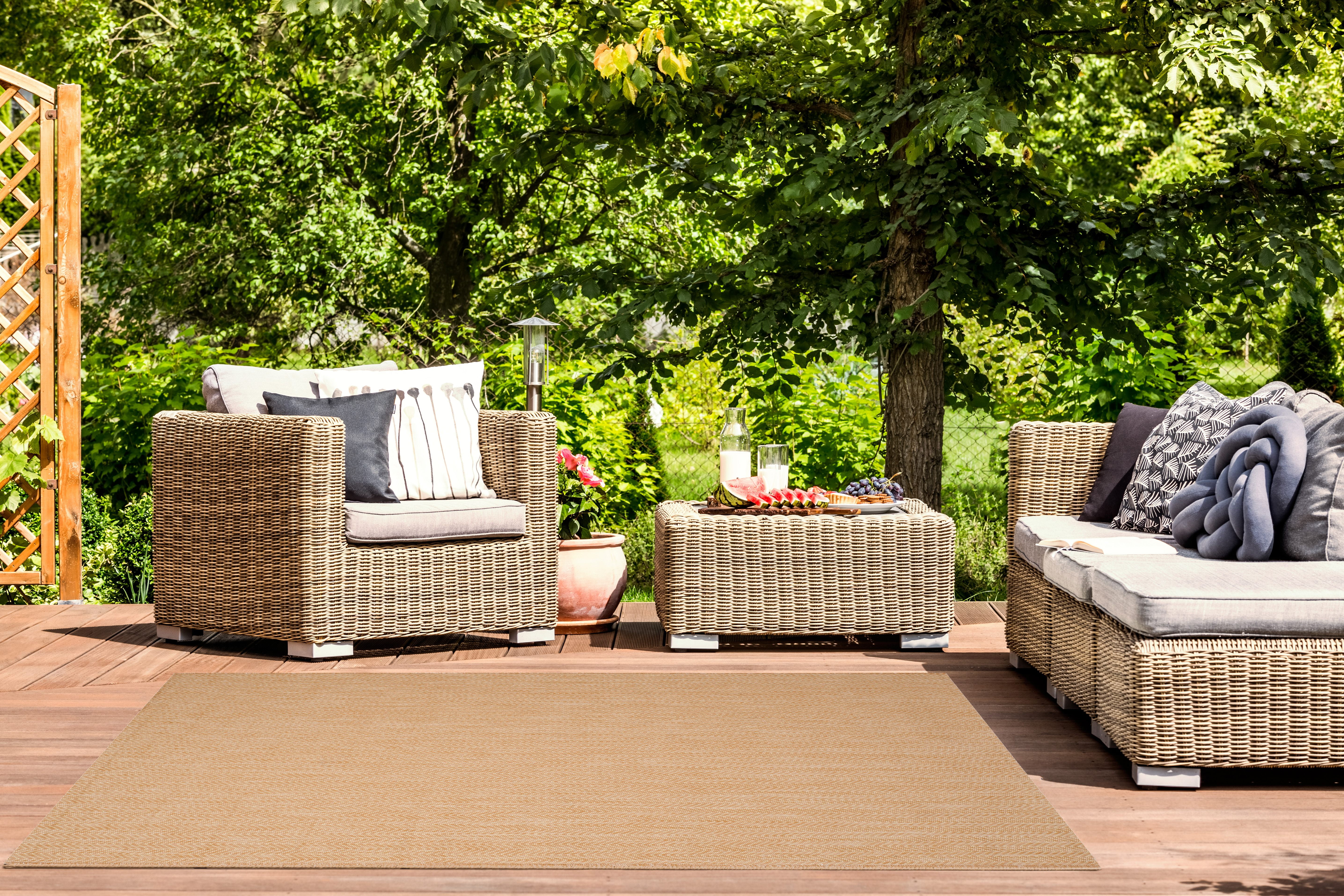Safavieh Courtyard Blazhe Chevron Indoor/Outdoor Area Rug, Natural/Cream, 4' x 5'7"