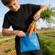 thumbnail image 1 of Bolsa para recoger fruta, cintura, cubo ajustable cinturón • Herramienta reutilizable para cosecha de jardín • Manos libres, bolsillo grande de 15,75" • Correas acolchadas cómodas • Plástico azul, 1 of 6