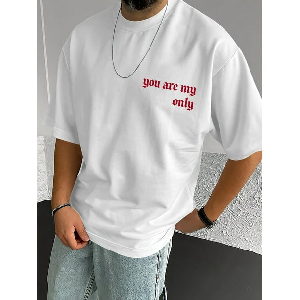 Camiseta con estampado de letras rojas vintage para hombre: informal y deportiva, poliéster transpirable, lavable a máquina, cuello redondo, ideal para todas las estaciones.