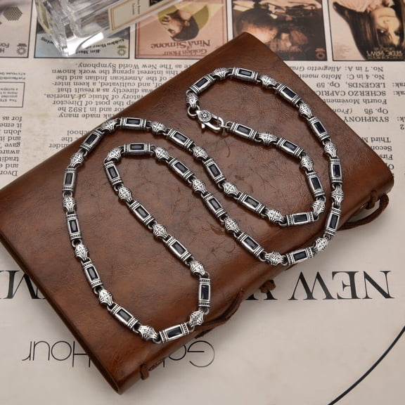 Leander's vintage men's statement necklace is a luxurious and stylish alternative, perfectly complementing any outfit and perfect for everyday wear.