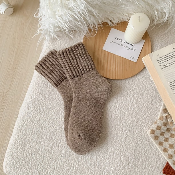Calcetines lisos de media pantorrilla, diseñados para hombres y mujeres que valoran la durabilidad y un toque navideño. Calcetines de nailon.
