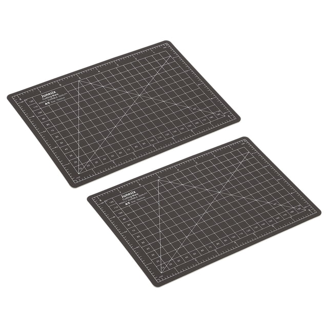 corte tapetes 5.9' x 8.7' unique bargains 2 paquetes doble lado negro blanco Alfombrillas de corte PVC 150 x 220 x 2 mm, par de bases reversibles negro/blanco en vista 3/4 sobre fondo claro. Superficie con cuadrícula impresa, líneas angulares y reglas en cm/pulgadas para cortes precisos en costura, manualidades y scrapbooking; material flexible que se enrolla para guardado y protege la mesa.