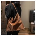 thumbnail image 4 of JM Bolso de mujer europeo y americano con remaches de flecos, bolso de motocicleta de gran capacidad, bolso cruzado de un hombro a la moda con cera de aceite, marrón para mujer JM, 4 of 5