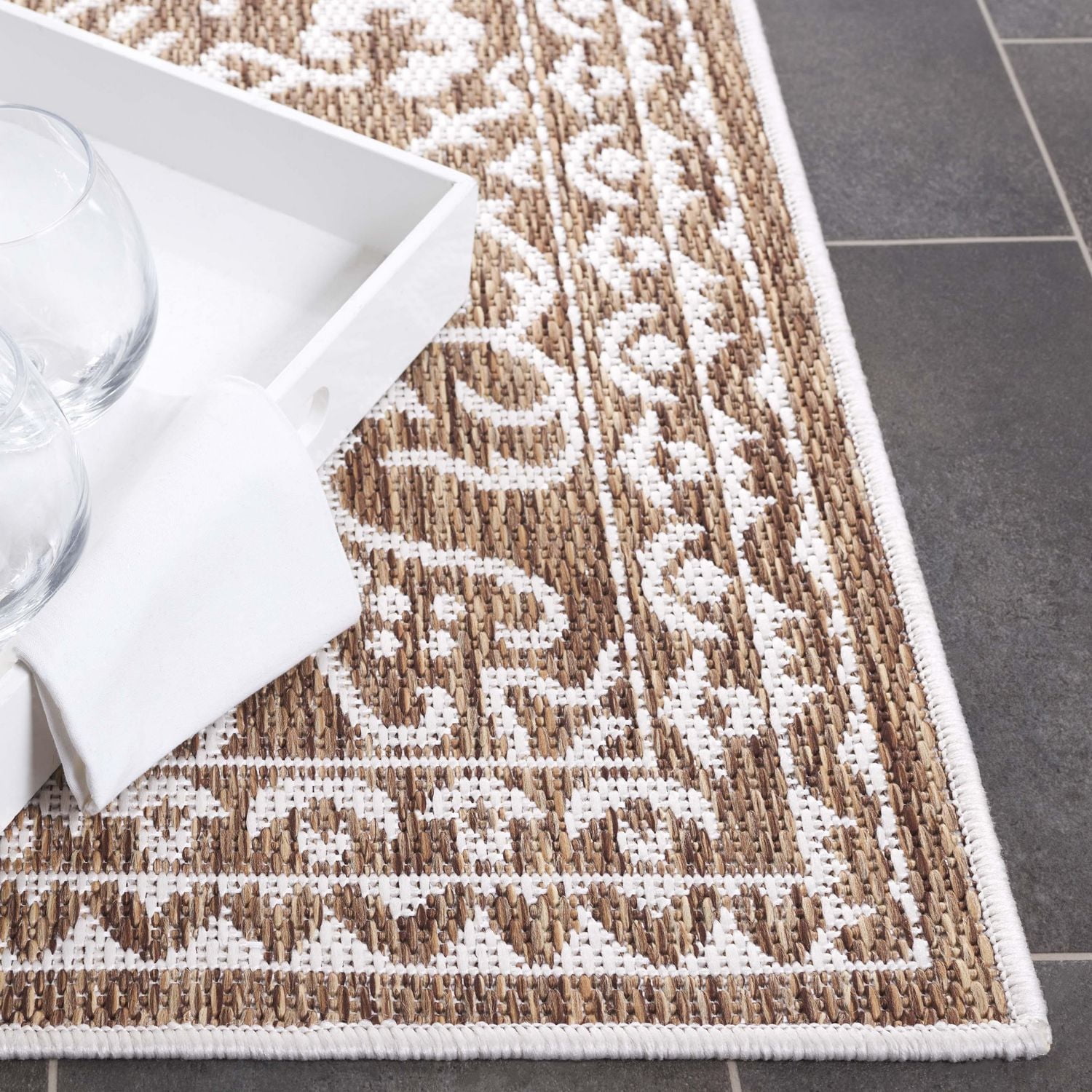 SAFAVIEH Beach House Hubert Medallion Indoor/Outdoor Area Rug