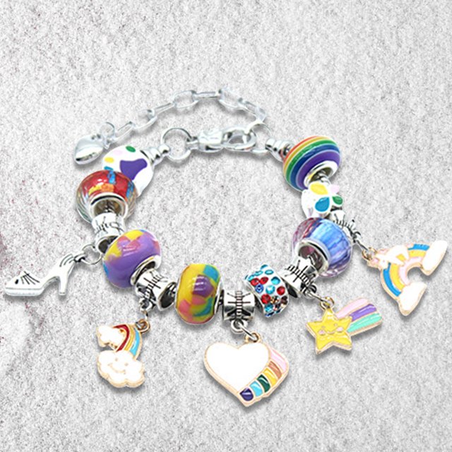 Juego de regalos artesanales de unicornio de 63 piezas con pulseras colgantes de cuentas para regalo de niñas y niños
