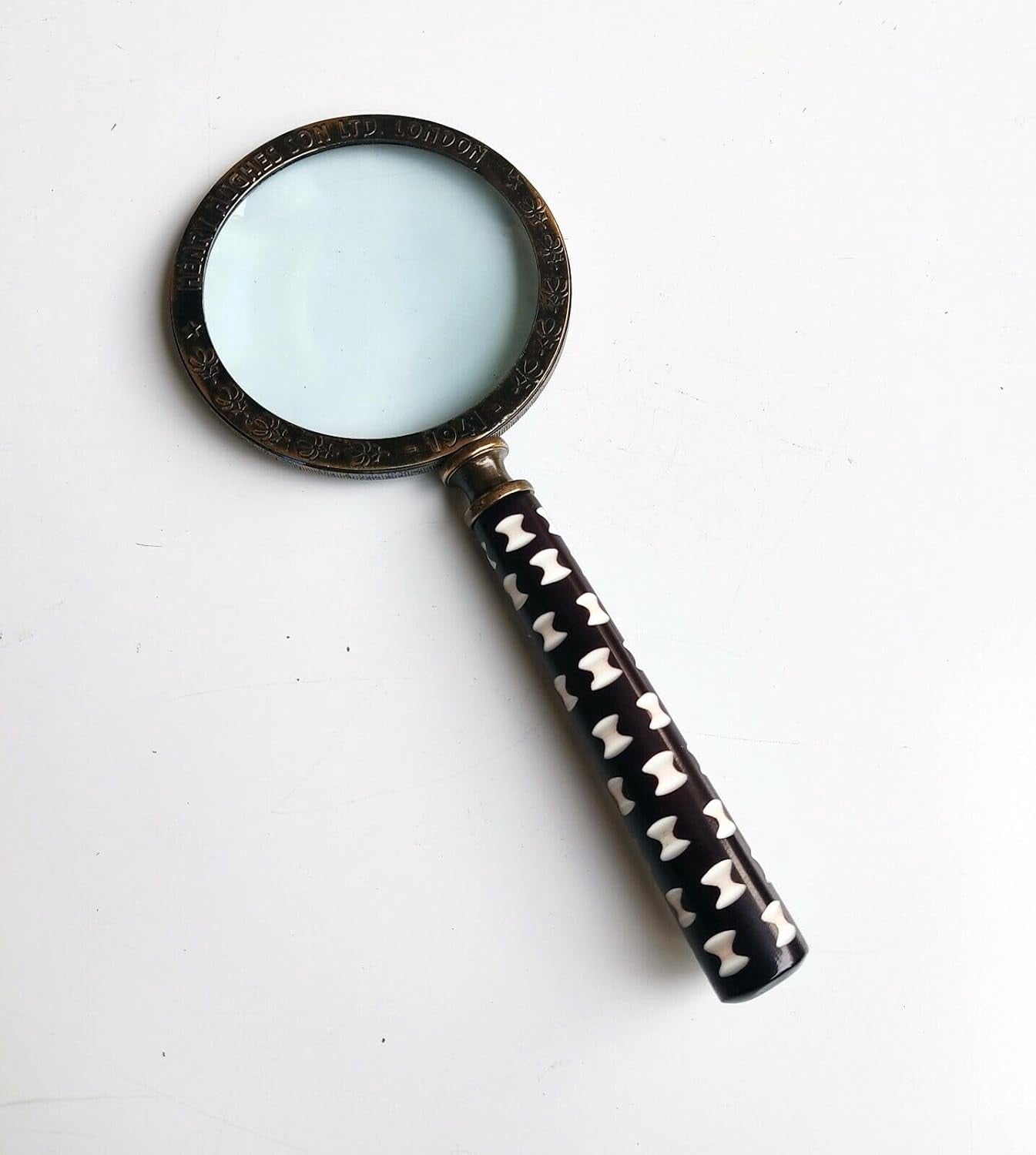 Maritime treasures Antique Vintage Brass Desk Magnifying Glass, White & Black