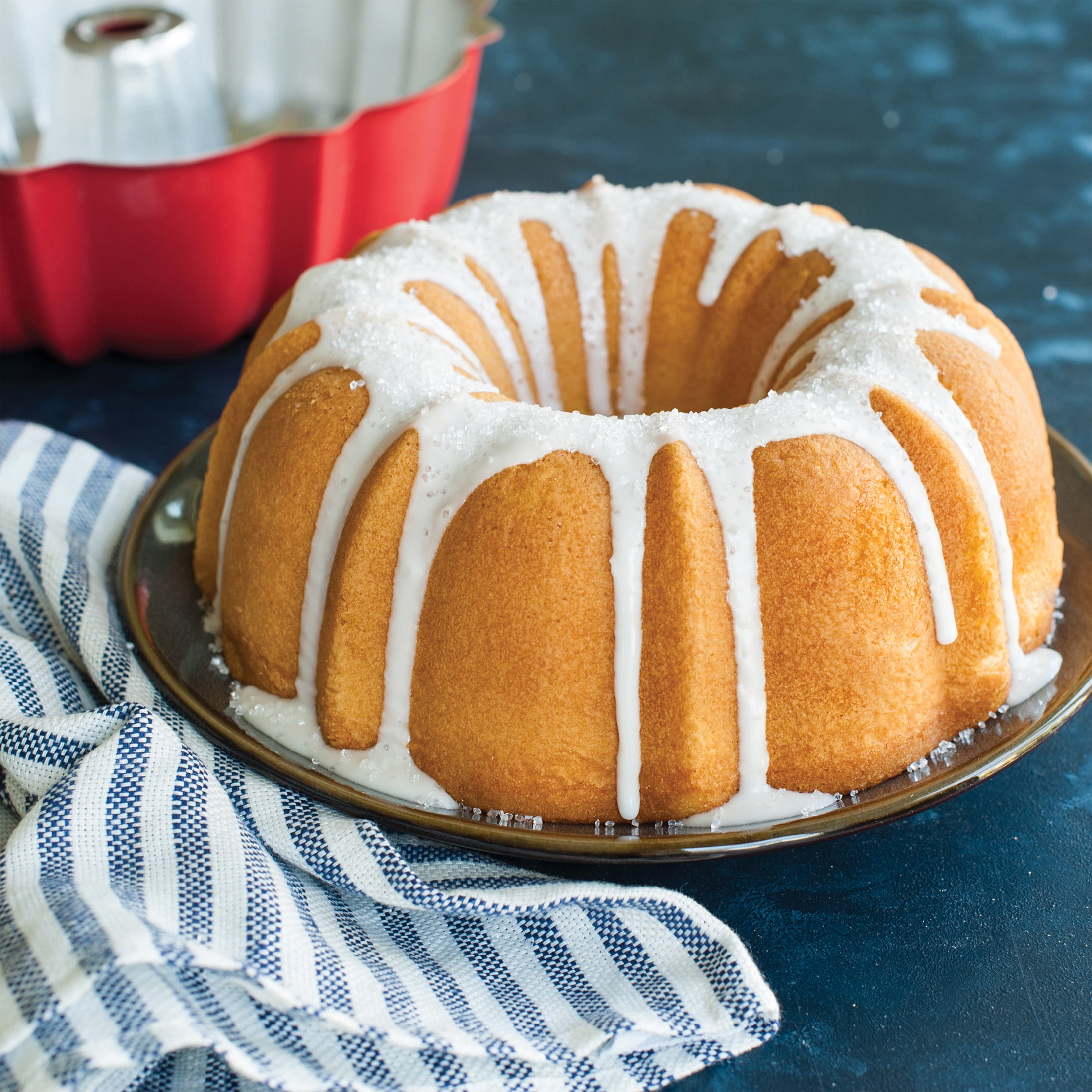 Nordic Ware 12 Cup Formed Original Nonstick Aluminum Bundt + Cake Keeper Set