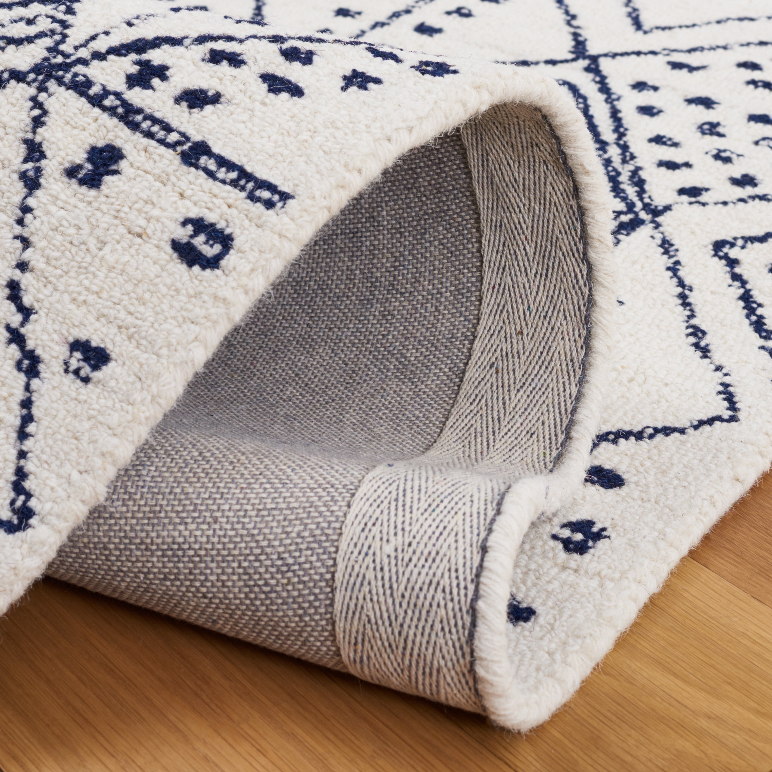 SAFAVIEH Casablanca Santana Diamond Runner Rug, Ivory/Blue, 2'3" x 9'