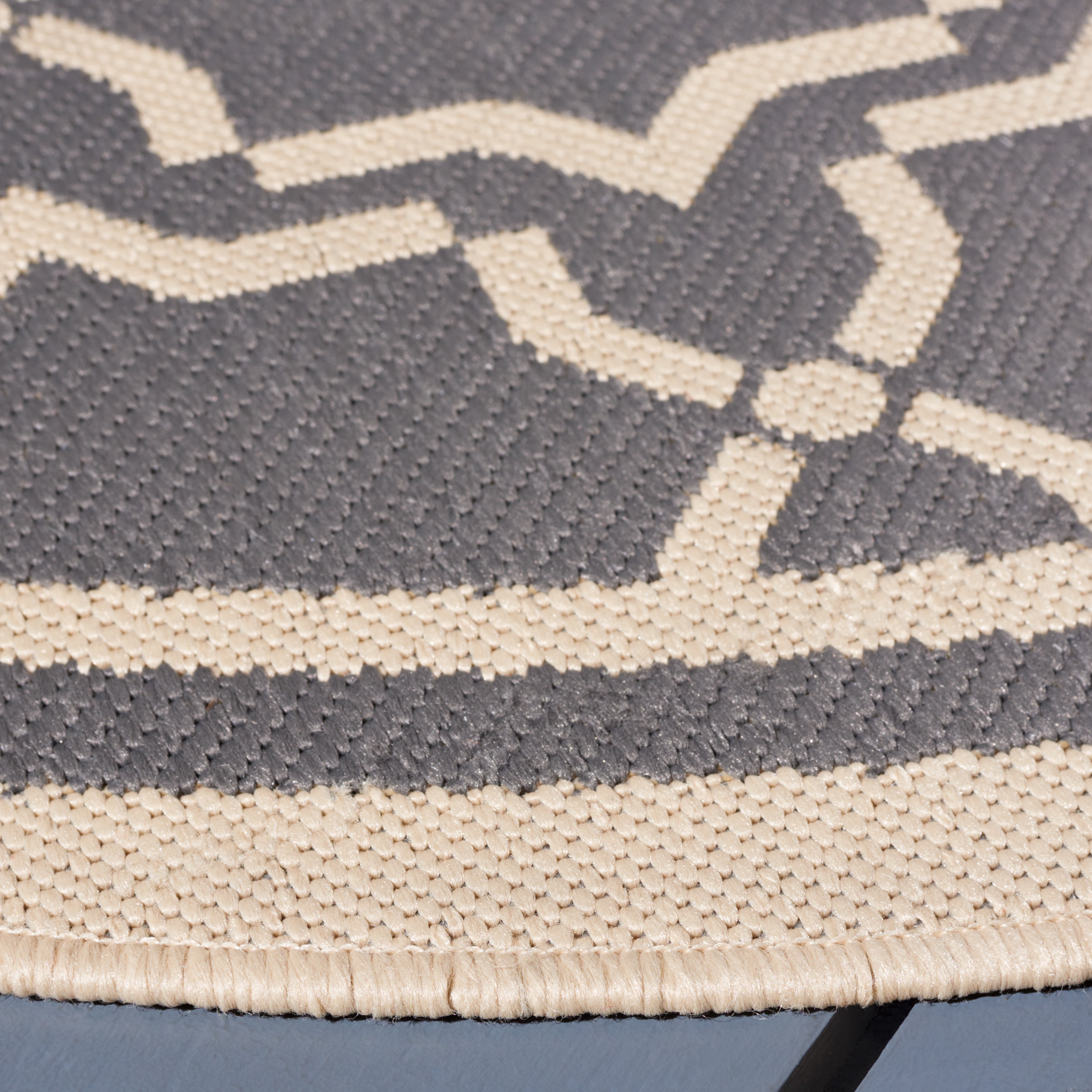 SAFAVIEH Courtyard Allison Geometric Bordered Indoor/Outdoor Area Rug, 5'3" x 5'3" Round, Anthracite/Beige