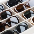 thumbnail image 4 of Organizador de Anteojos de Sol Stratalife con Bandeja de Terciopelo Beige (8 Compartimentos), 4 of 6