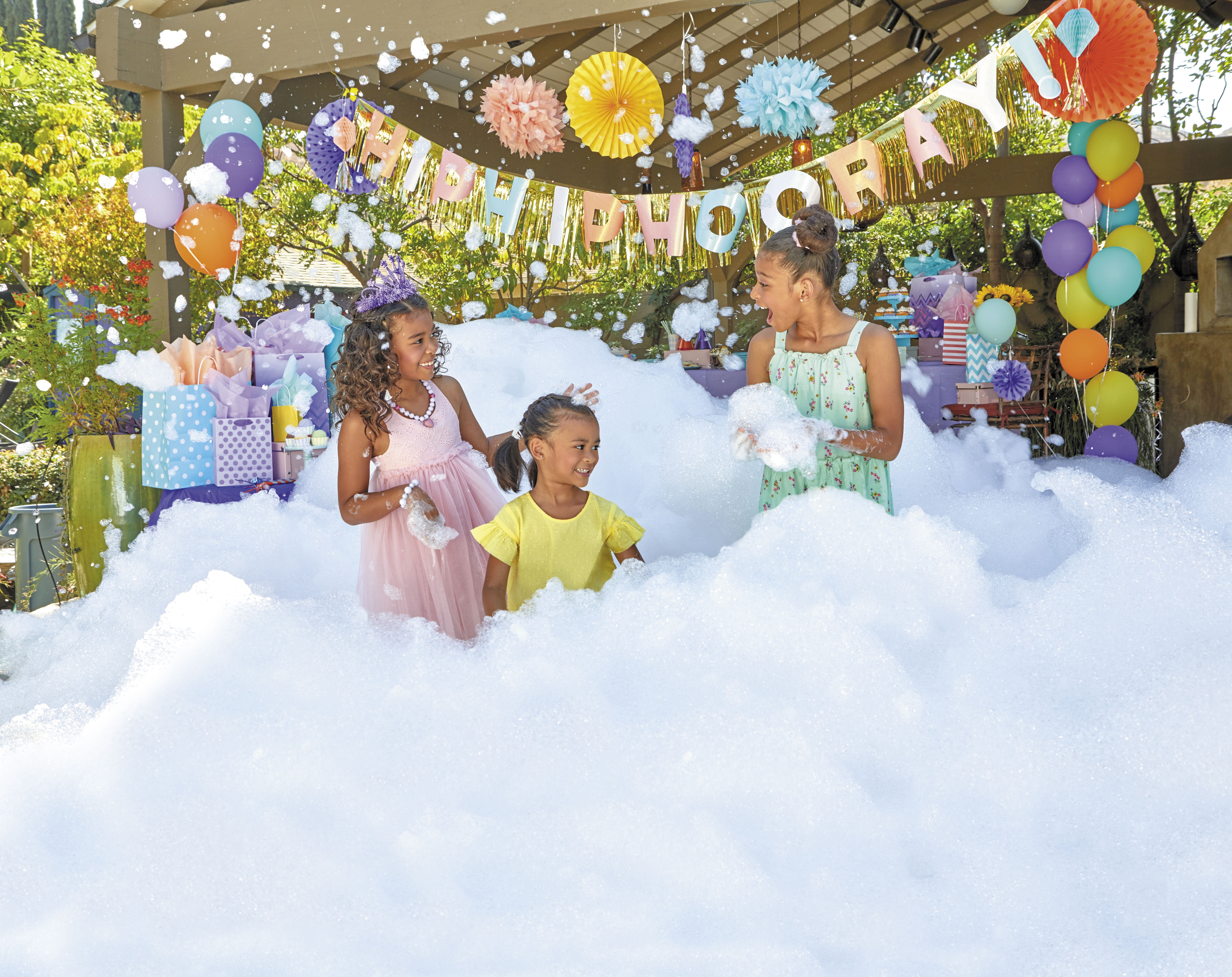Little Tikes FOAMO Foam Bubble Machine - Outdoor Party Fun for Kids and Adults with Easy Setup & Cleanup, Hours of Continuous Foam Bubble Making Fun, Hypoallergenic and Non-Toxic