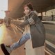 thumbnail image 2 of Chaqueta de invierno para mujer, abrigos de plumón de longitud media, con diseño de patchwork, a rayas, sencilla, informal, gruesa, holgada, cálida, con capucha, para nieve, 2 of 5