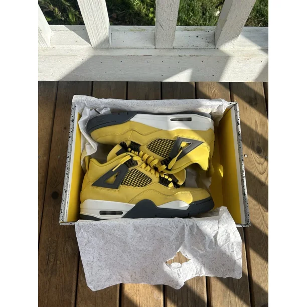 Ni - ke Air Jordan Retro 4 Lighting - Size 8 Men’s Size 9.5 Women’s USED